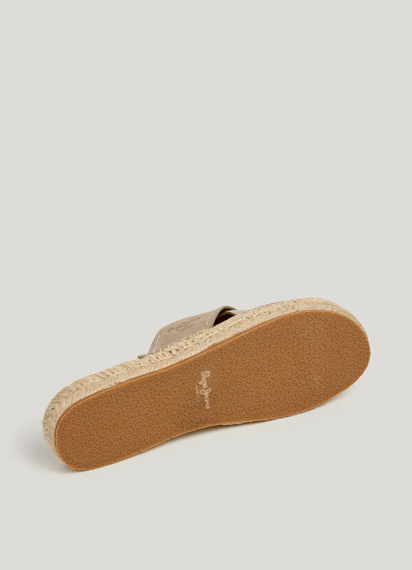 FLAT SANDALS WITH CROSSED STRAPS