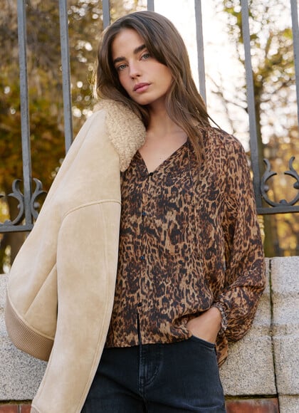 FLUID ANIMAL PRINT BLOUSE