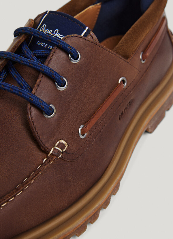 DECK SHOES IN LEATHER