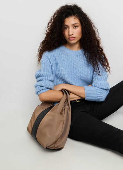HOBO BAG WITH MAGNETIC CLOSURE