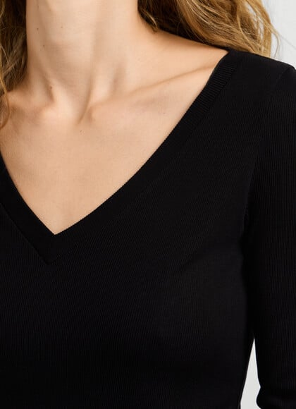 LONG SLEEVE V-NECK T-SHIRT