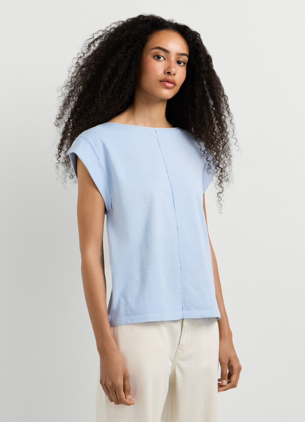 T-SHIRT WITH DECORATIVE STITCHING