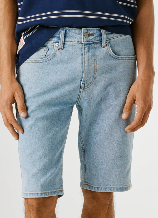 STRAIGHT FIT DENIM SHORTS