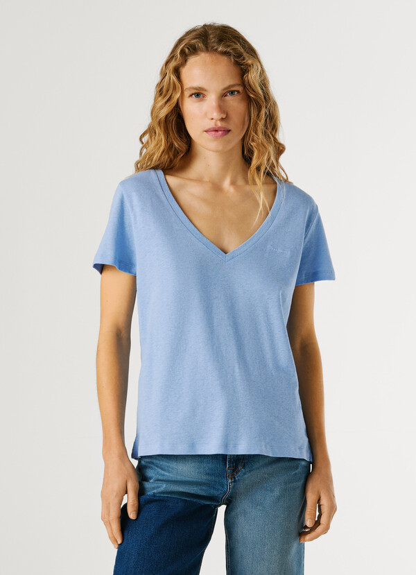 V-NECK EMBROIDERED LOGO T-SHIRT