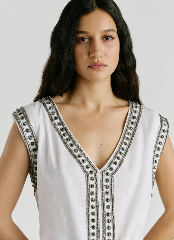 V-NECK T-SHIRT WITH STUDS