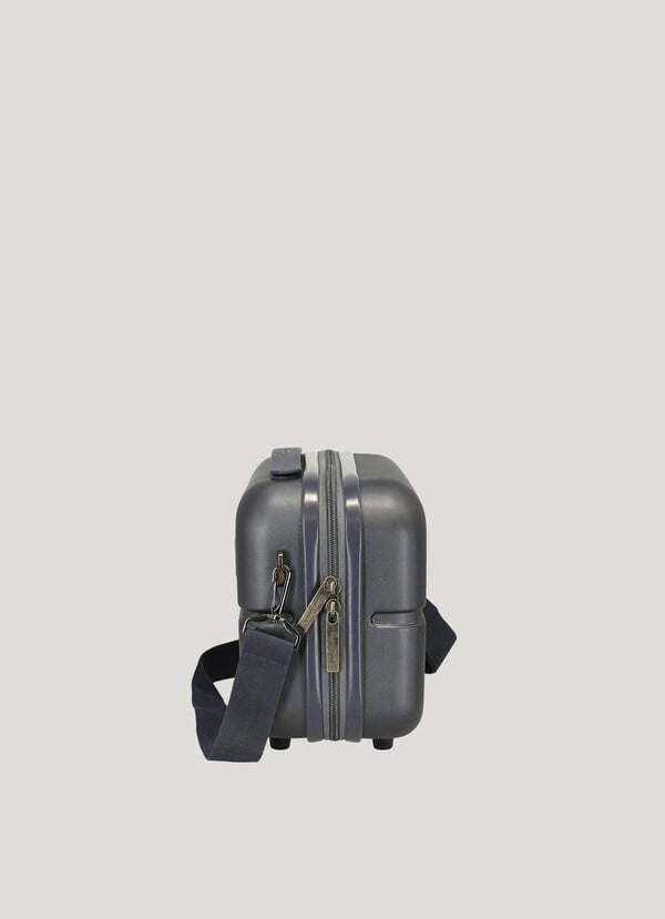 HARD-SHELL TRAVEL BAG - 2 HARD-SHELL TRAVEL BAG - 2