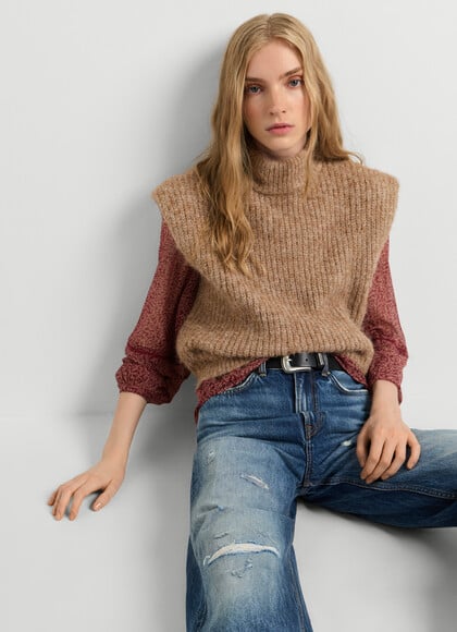 HIGH NECK KNIT WAISTCOAT