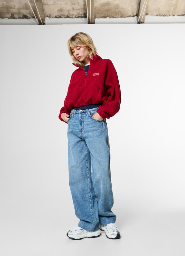 WIDE FIT MID - RISE JEANS